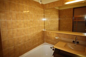 Bathtub - 20m from resort center, 6th floor, balcony, tv, ski locker, 24m², Tignes (Tignes)