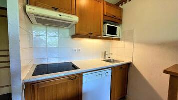 Réfrigérateur, micro-ondes, lave-vaisselle, cafetière/bouilloire