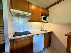 Réfrigérateur, micro-ondes, lave-vaisselle, cafetière/bouilloire