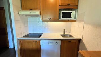 Réfrigérateur, micro-ondes, lave-vaisselle, cafetiÚre/bouilloire