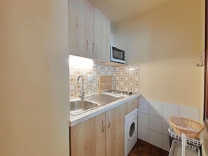 Wasserkocher mit Kaffee-/Teezubehör, Kühlschrank, Mikrowelle, Ofen