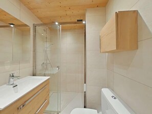 Bathtub - 100m from resort center, 3rd floor, balcony, tv, 26m², Le Grand Bornand (Le Grand-Bornand)