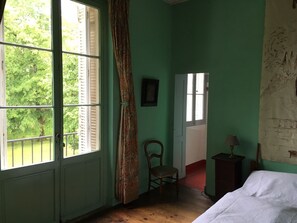 6 bedrooms, iron/ironing board, free WiFi, bed sheets
