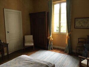 6 bedrooms, iron/ironing board, free WiFi, bed sheets