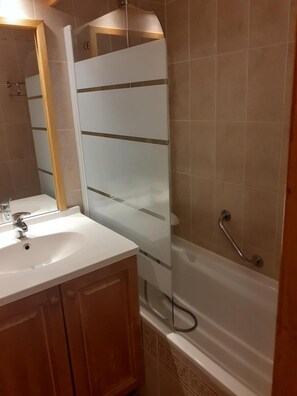 Bathtub, hair dryer - 1st floor, balcony, ski locker, 32m², Valloire (Valloire)