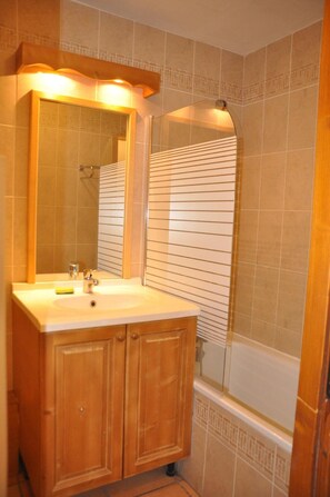 Bathtub - 1st floor, balcony, ski locker, 32m², Valloire (Valloire)