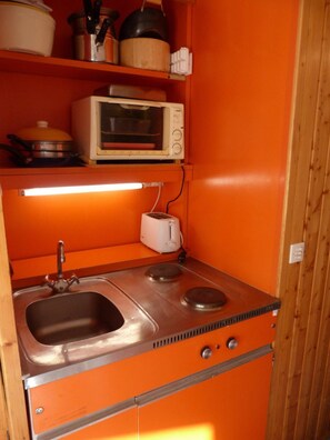 Réfrigérateur, micro-ondes, four, cafetière/bouilloire