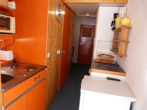 Réfrigérateur, micro-ondes, four, cafetière/bouilloire