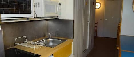 Refrigerador, microondas, horno y cafetera y tetera