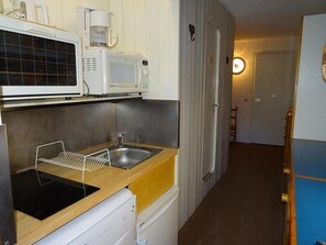 Kühlschrank, Mikrowelle, Ofen, Wasserkocher mit Kaffee-/Teezubehör