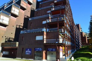 Um edifício de vários andares com varandas e placas com a inscrição 