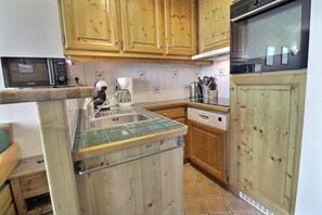 Coffee/tea maker, fridge, microwave, oven - 150m from resort center, 5th floor, balcony, 33m², Méribel-Mottaret (Méribel - Les Allues)