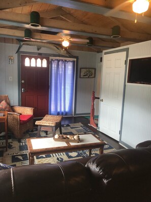 TV - Pet friendly cottage perfect for a couple or small family. (Ocracoke)