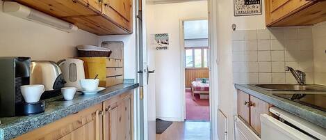 Kylskåp, mikrovågsugn, diskmaskin och kaffe- och tebryggare