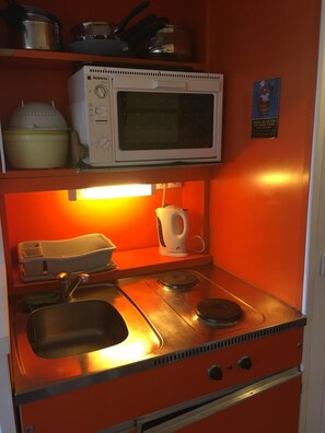 Køleskab, mikrobølgeovn, ovn, kaffe-/temaskine