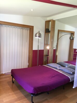 1 habitación, tabla de planchar con plancha, wifi gratis y ropa de cama 