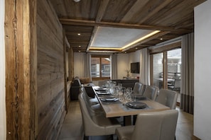 Dining - Wifi, 50m from shops, fitness, swimming pool, sauna, hammam, balcony, ski locker, 78m², Chamonix (Chamonix-Mont-Blanc)