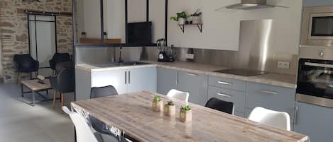 Réfrigérateur, micro-ondes, four, plaque de cuisson