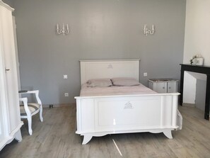 2 bedrooms, iron/ironing board, travel cot, WiFi