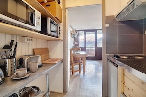 Fridge, oven, coffee/tea maker, toaster
