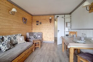 Living area - 50m from resort center, 7th floor, balcony, tv, ski locker, 19m², Les Menuires (Les Menuires)