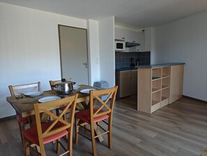 Dining - Wifi, fitness, swimming pool, sauna, terrace, balcony, ski locker, 30m², Peyragudes (Germ)