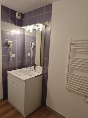 Bathtub - Wifi, fitness, swimming pool, sauna, terrace, balcony, ski locker, 30m², Peyragudes (Germ)