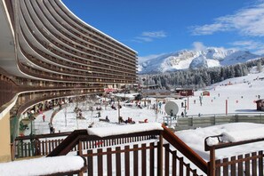 Property grounds - Ski-in/ski-out & foot of the slopes, 4th floor, view ski slopes, balcony, tv, 27m², Superdévoluy (Le Dévoluy)