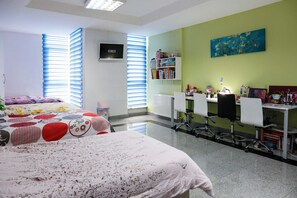 Habitación cuádruple estándar, solo para mujeres | Escritorio y wifi gratis