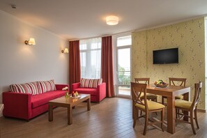 Appartamento familiare, balcone | Area soggiorno | TV a schermo piatto 32 pollici con canali via cavo, TV