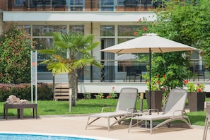 Seasonal outdoor pool, open 9:00 AM to 6:00 PM, pool umbrellas - Hotel Miramar (Sozopol)