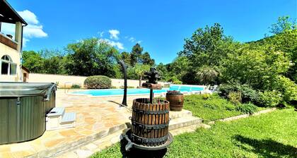 Rez de chaussée d'une grande villa, avec piscine chauffée commune, jacuzzi, parc