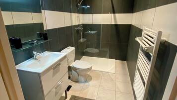 Douche, sĂšche-cheveux, serviettes fournies