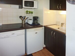 A compact kitchen with a dishwasher, a coffee maker, and a microwave. - Ski-in/ski-out & foot of the slopes, 1st floor, view valley, swimming pool, sauna, hammam, balcony (Les Orres)