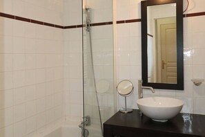 A bathroom with a glass-enclosed shower, a white sink, and a mirror. - Ski-in/ski-out & foot of the slopes, 3rd floor, view swimming pool, swimming pool, sauna, hammam (Les Orres)