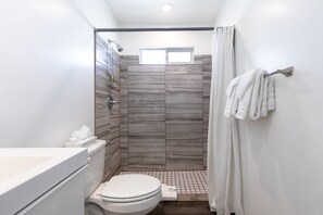 Dusche, Haartrockner, Handtücher, Shampoo