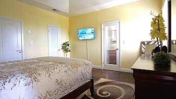 2 間睡房、房內夾萬、書桌、熨斗/熨衫板