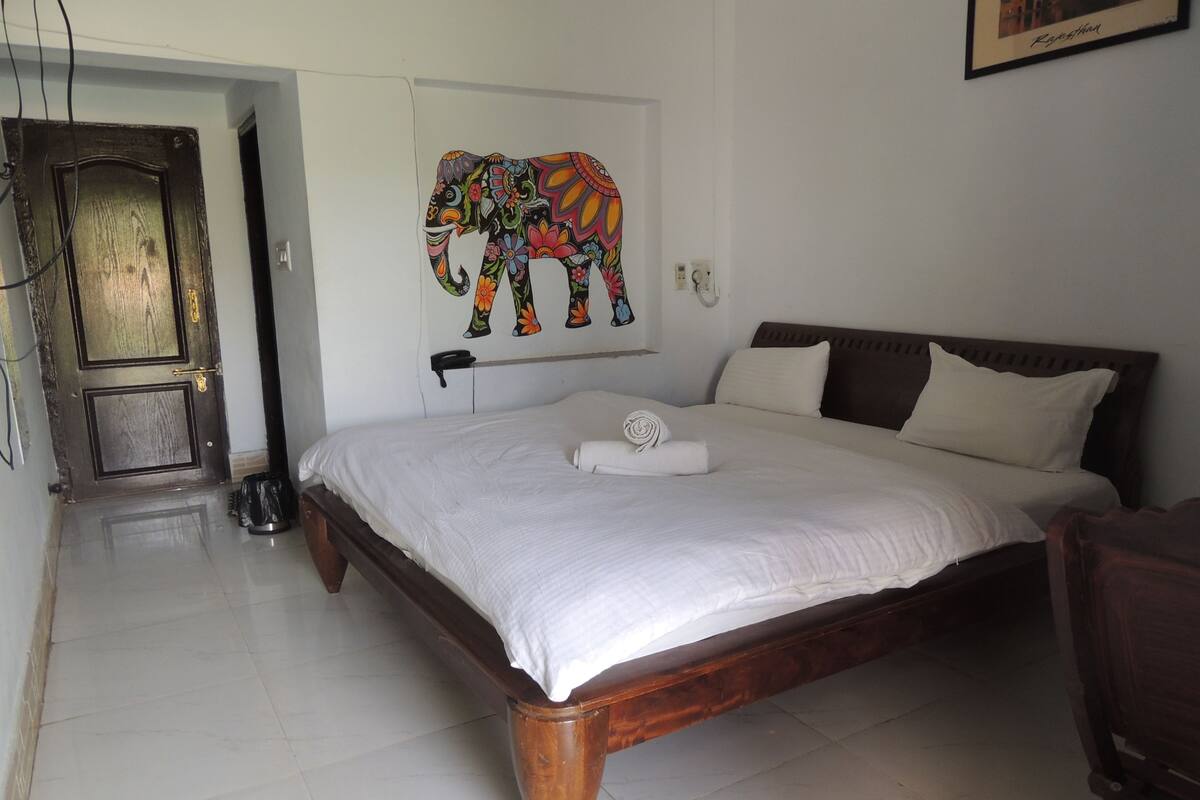 Super Deluxe Room | In-room safe, desk, laptop workspace, soundproofing