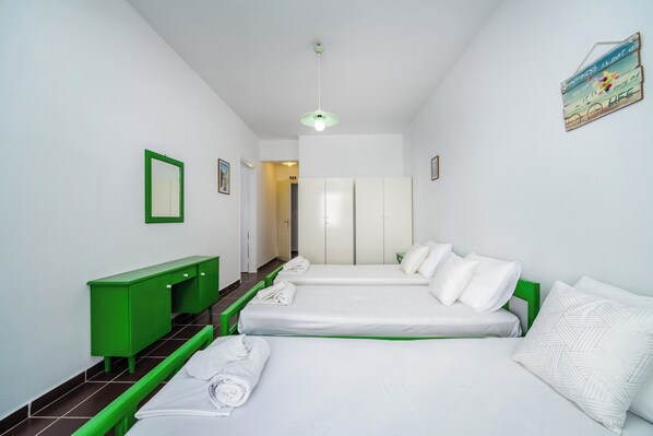 In-room safe, laptop workspace, iron/ironing board, free WiFi