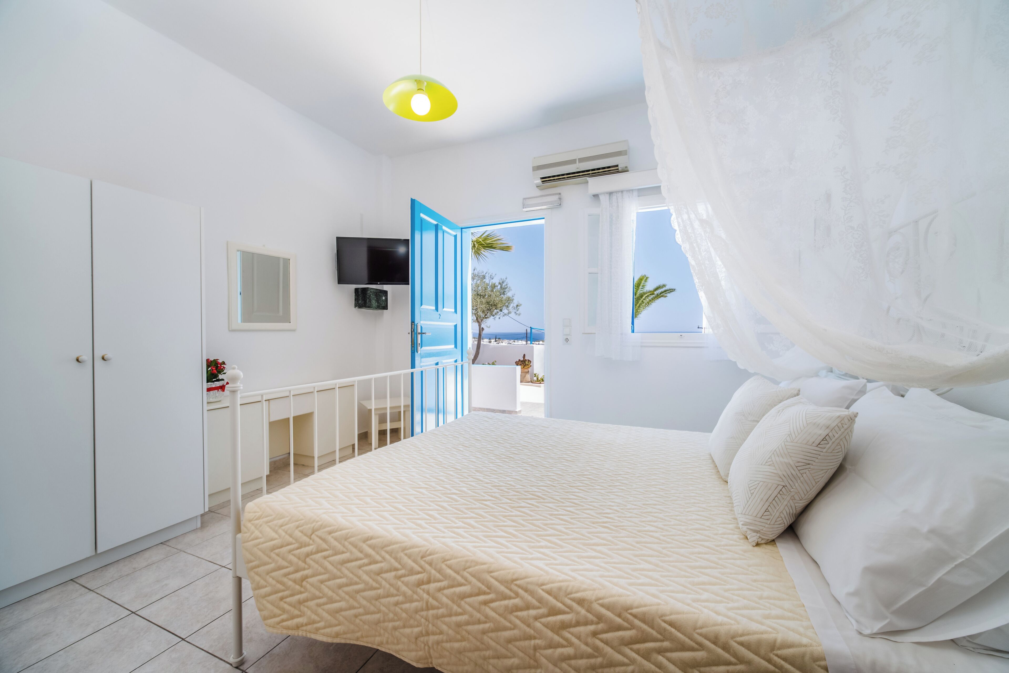 SEA VIEW STUDIO FOR 2 PERSONS | Cofres nos quartos, espaço de trabalho para notebook