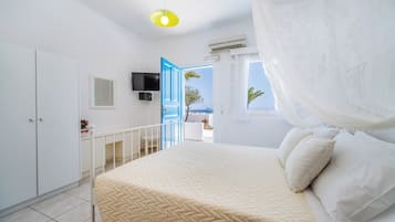 SEA VIEW STUDIO FOR 2 PERSONS | Cofres nos quartos, espaço de trabalho para notebook
