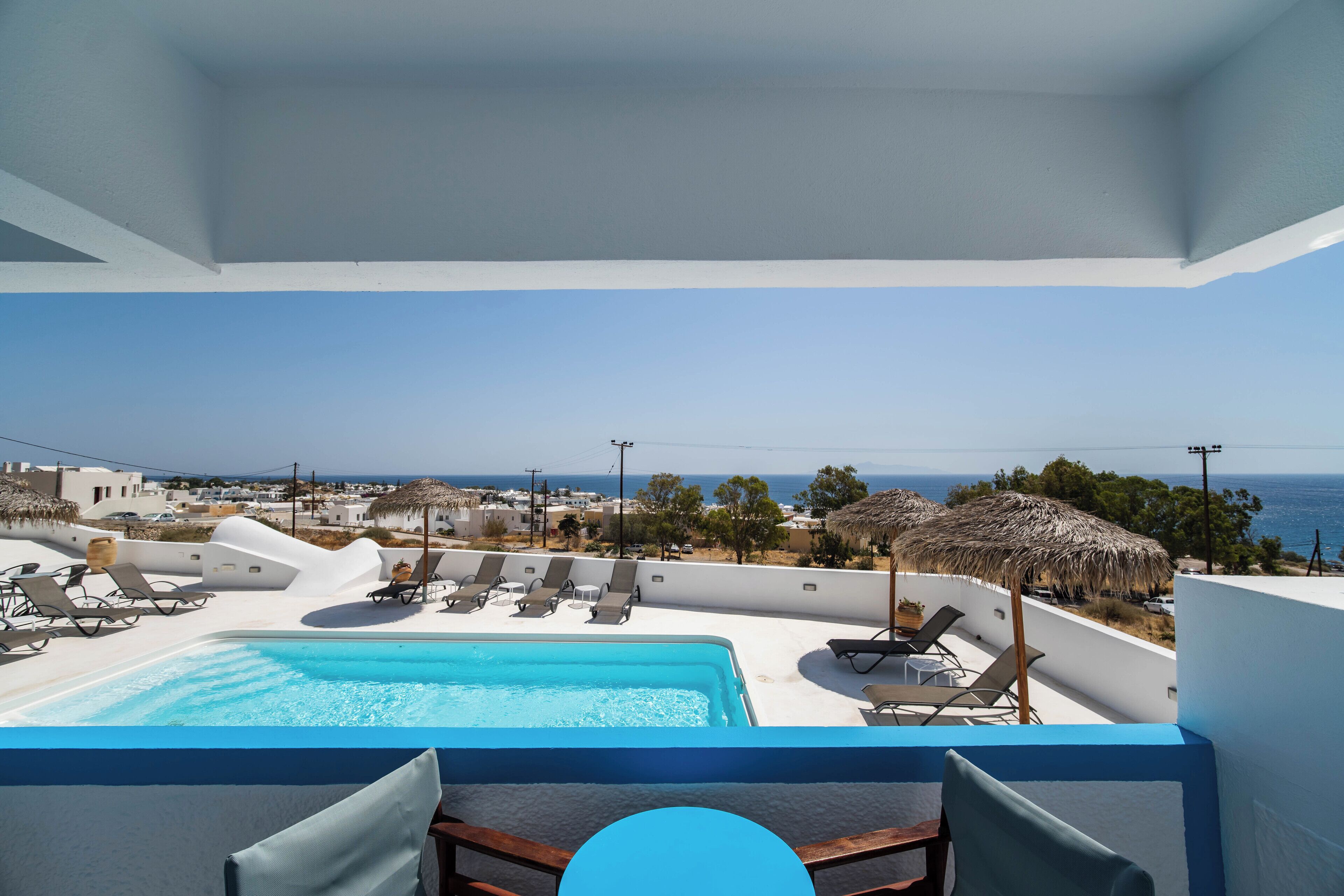 Caja de seguridad en la habitación y espacio para trabajar con laptop 