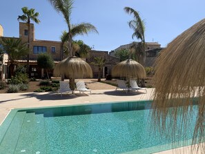 Piscine extérieure, parasols de plage, chaises longues