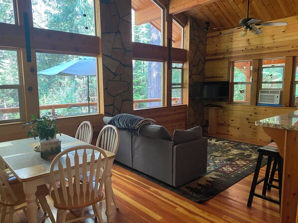 Dining - Cozy and comfortable wooded cabin (Alta)