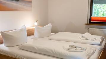 2 bedrooms, desk, internet