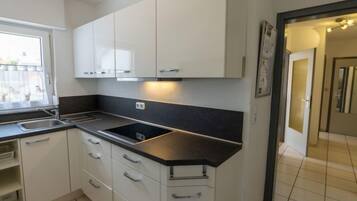 Kühlschrank, Mikrowelle, Ofen, Geschirrspüler