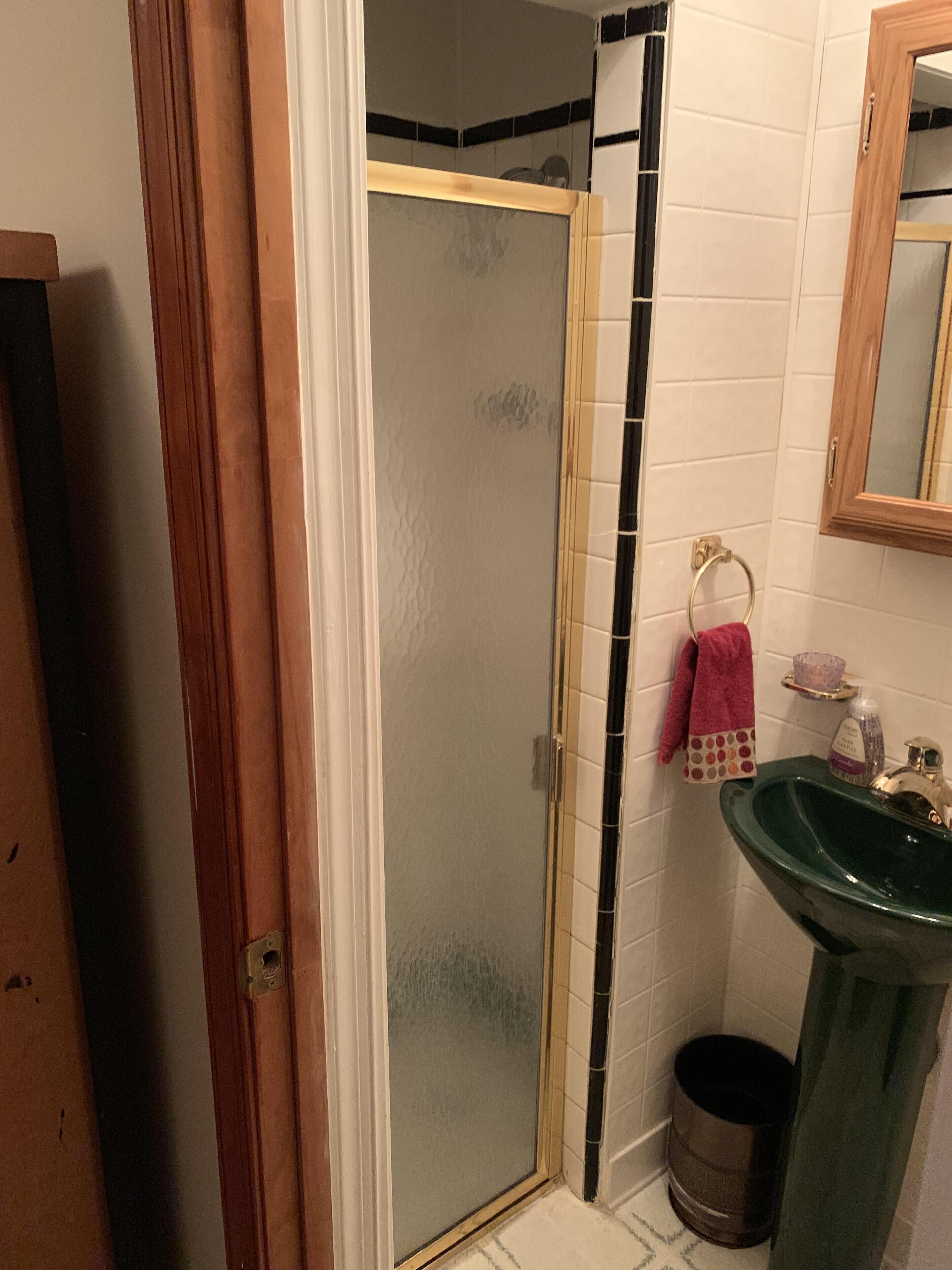 Een douche, handdoeken, zeep, shampoo