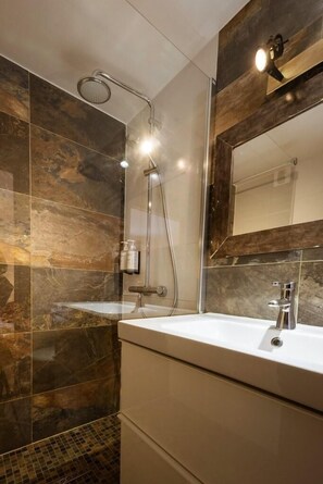 Bathtub, hair dryer - 350m from shops, 1st floor, fitness, sauna, hammam, terrace, ski locker, 120m², Valloire (Valloire)