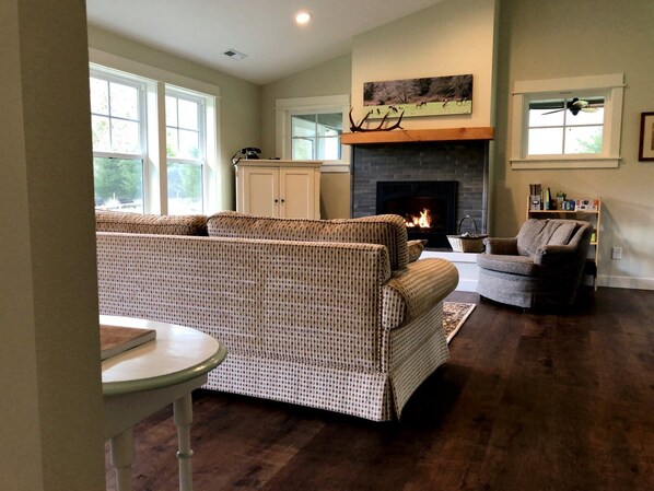 TV, fireplace, DVD player, books