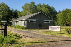 Un bâtiment sur lequel on peut lire l’inscription : « The Roadhouse at Crippen Creek Farm ».